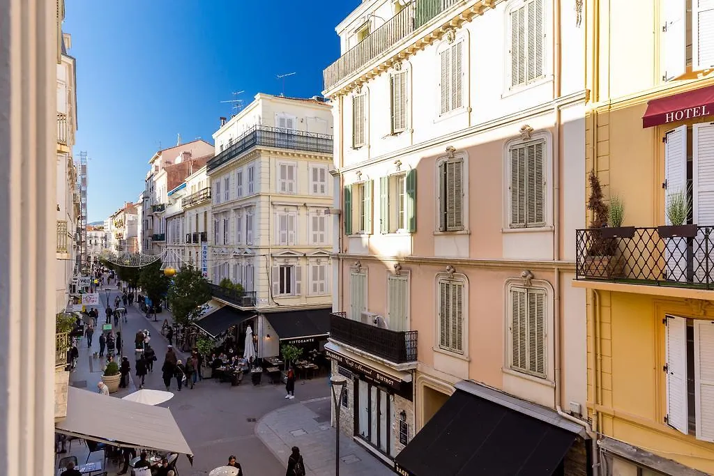 Centrally Located Modern 2 Bed Apartment In Cannes With Aircon And High Ceilings And Modern Design 696 location