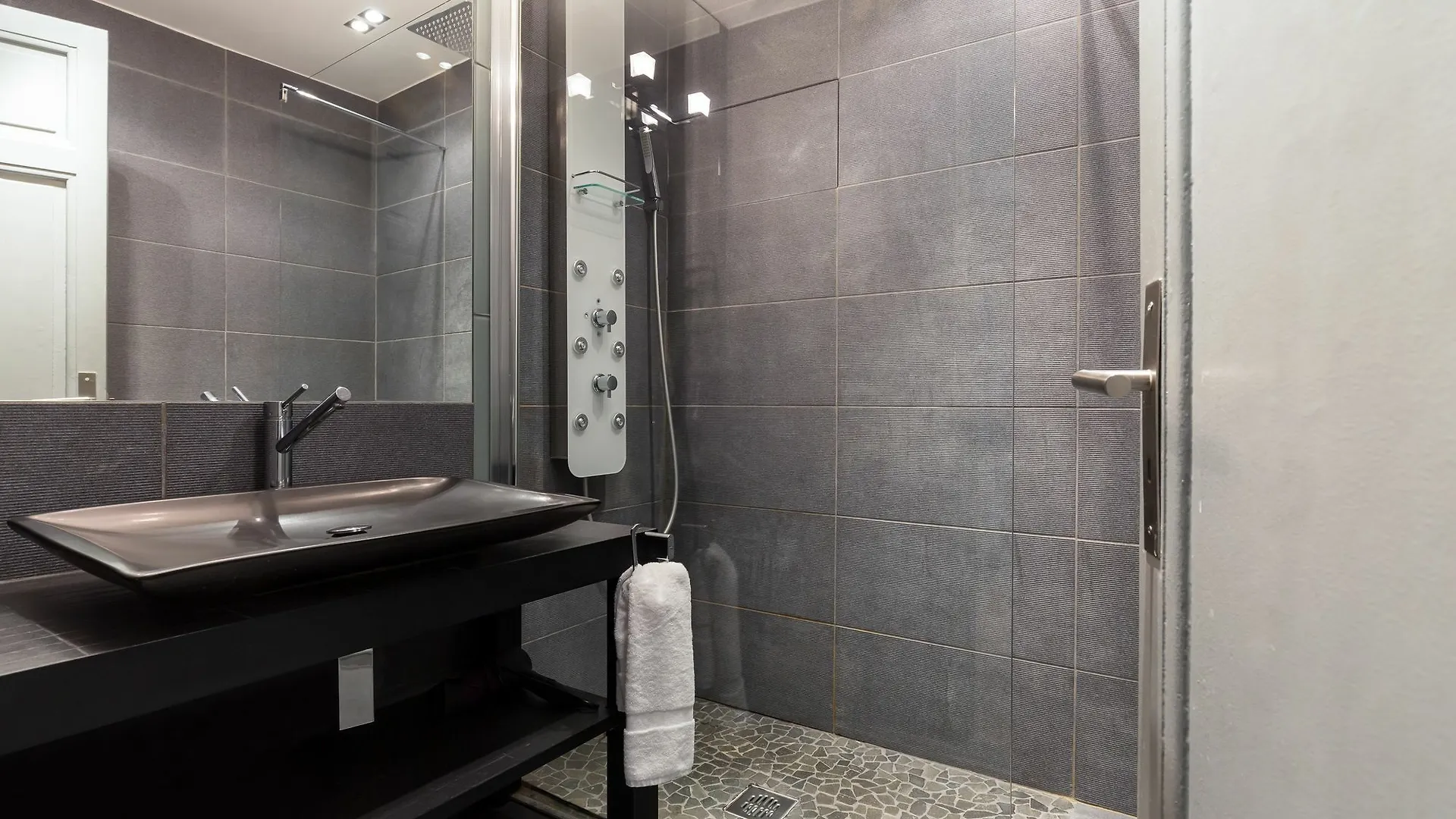 Centrally Located Modern 2 Bed Apartment In Cannes With Aircon And High Ceilings And Modern Design 696