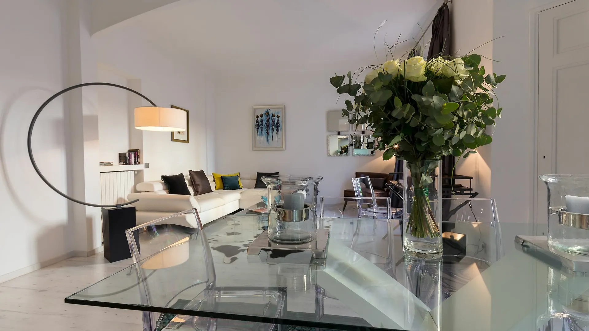 Centrally Located Modern 2 Bed Apartment In Cannes With Aircon And High Ceilings And Modern Design 696