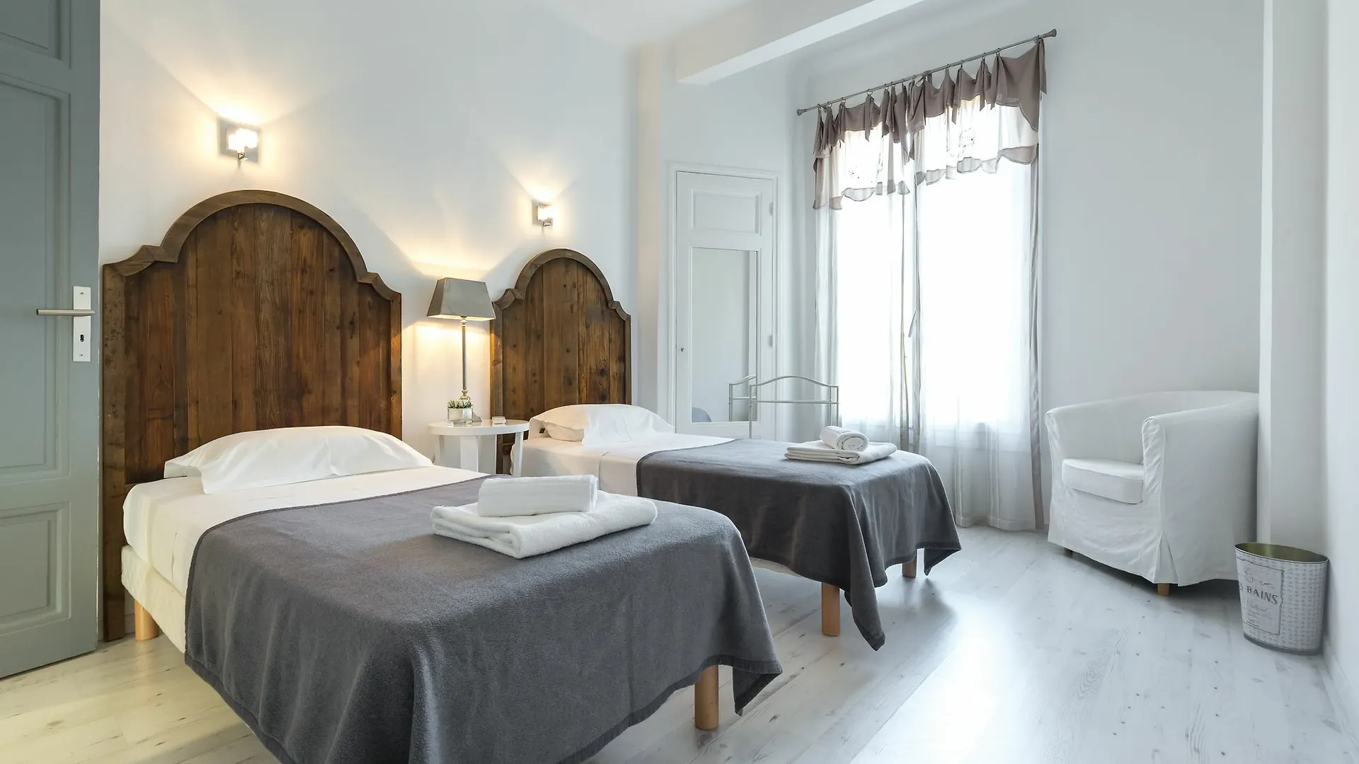Centrally Located Modern 2 Bed Apartment In Cannes With Aircon And High Ceilings And Modern Design 696 0*,  Francia