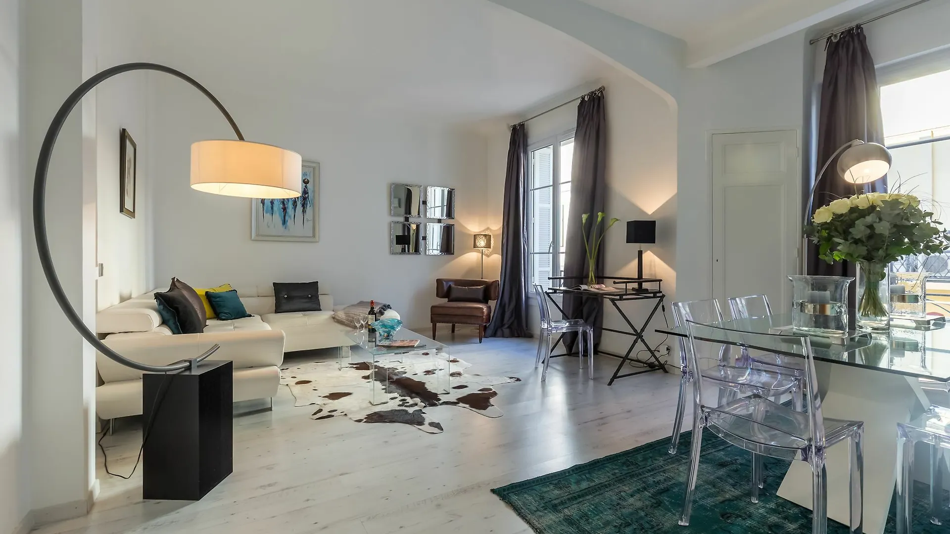 Centrally Located Modern 2 Bed Apartment In Cannes With Aircon And High Ceilings And Modern Design 696 0*,  Francia