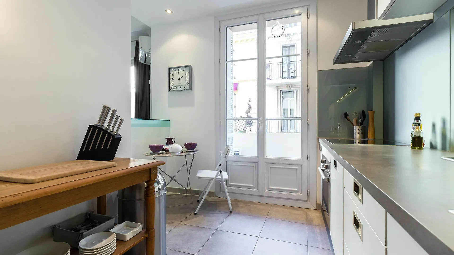 Centrally Located Modern 2 Bed Apartment In Cannes With Aircon And High Ceilings And Modern Design 696 Francia