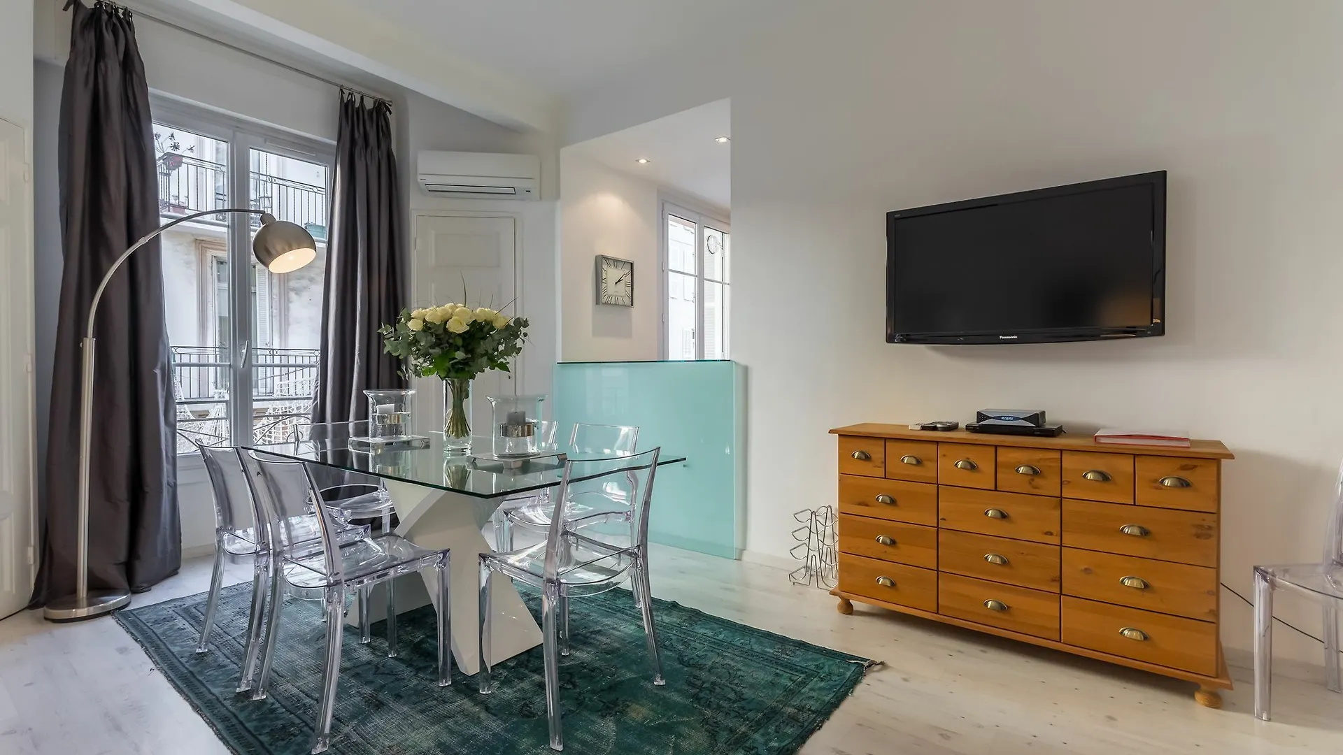 Centrally Located Modern 2 Bed Apartment In Cannes With Aircon And High Ceilings And Modern Design 696