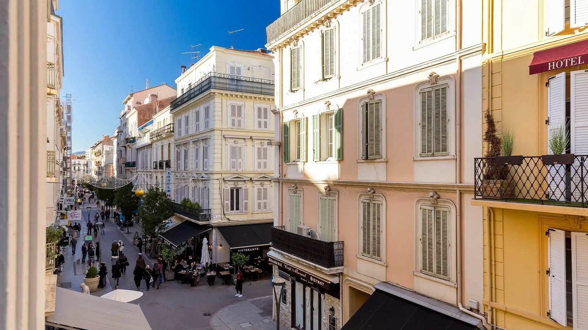 Centrally Located Modern 2 Bed Apartment In Cannes With Aircon And High Ceilings And Modern Design 696