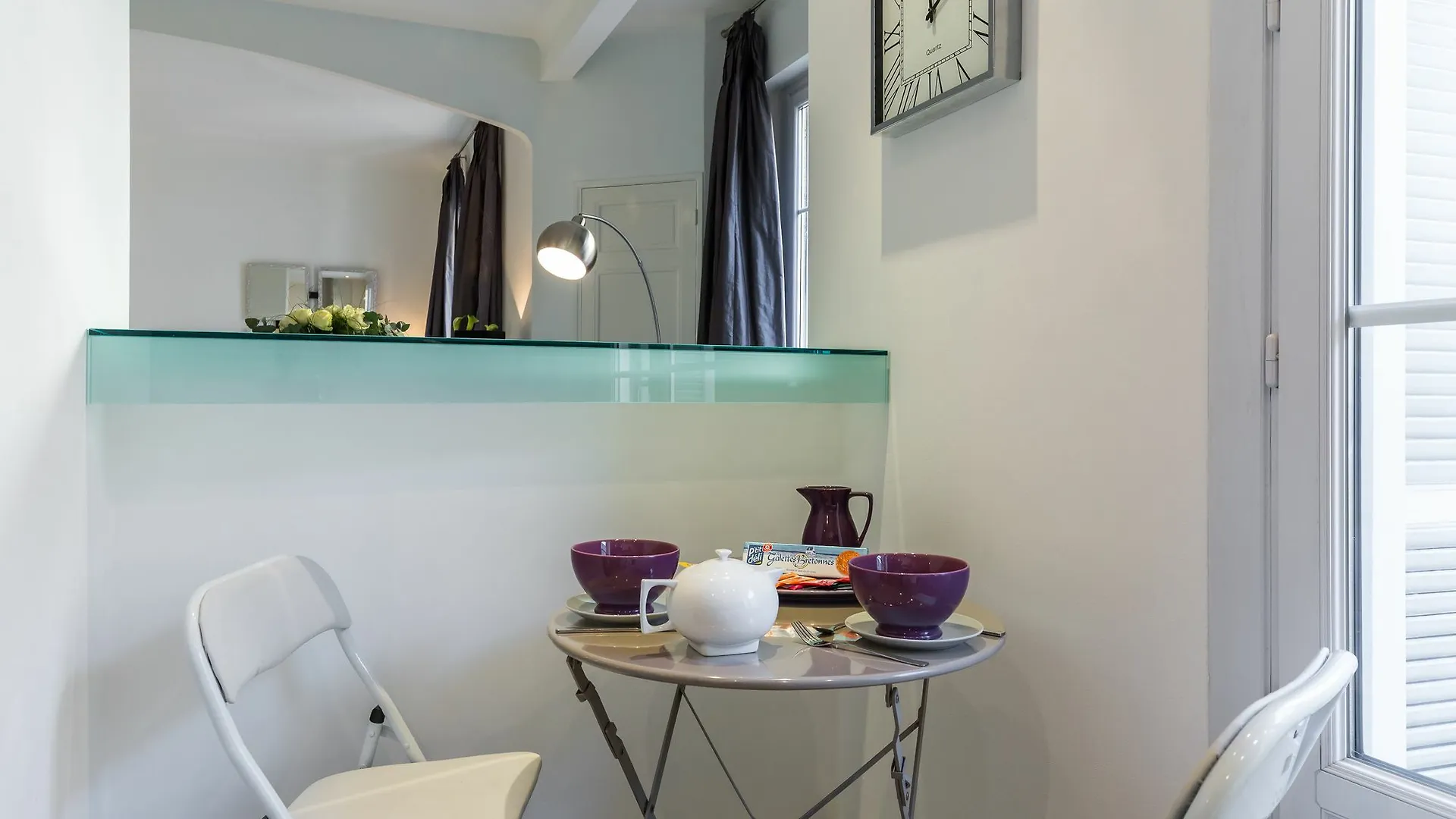 Centrally Located Modern 2 Bed Apartment In Cannes With Aircon And High Ceilings And Modern Design 696
