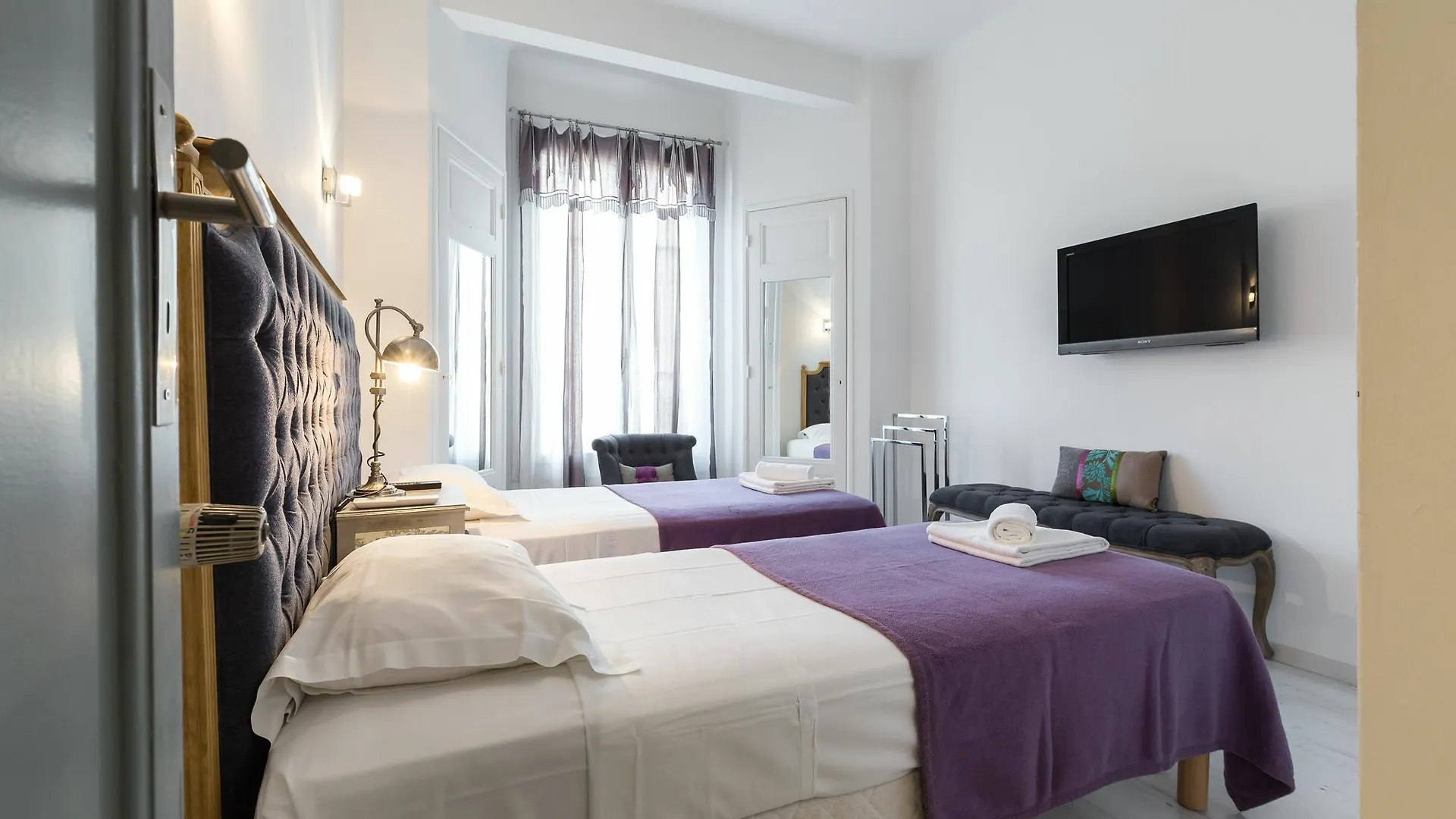 Centrally Located Modern 2 Bed Apartment In Cannes With Aircon And High Ceilings And Modern Design 696 0*,
